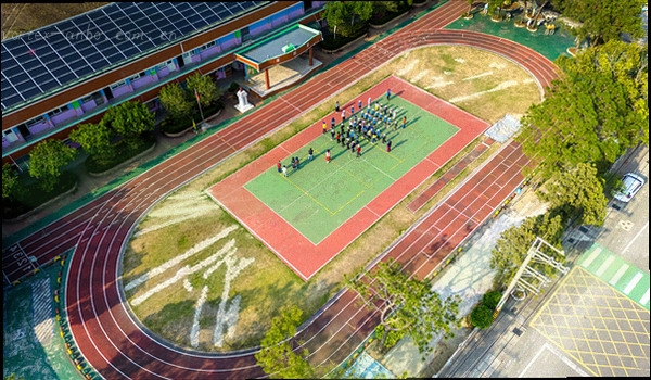 电竞直播画面示意图，包含记分板和BP栏